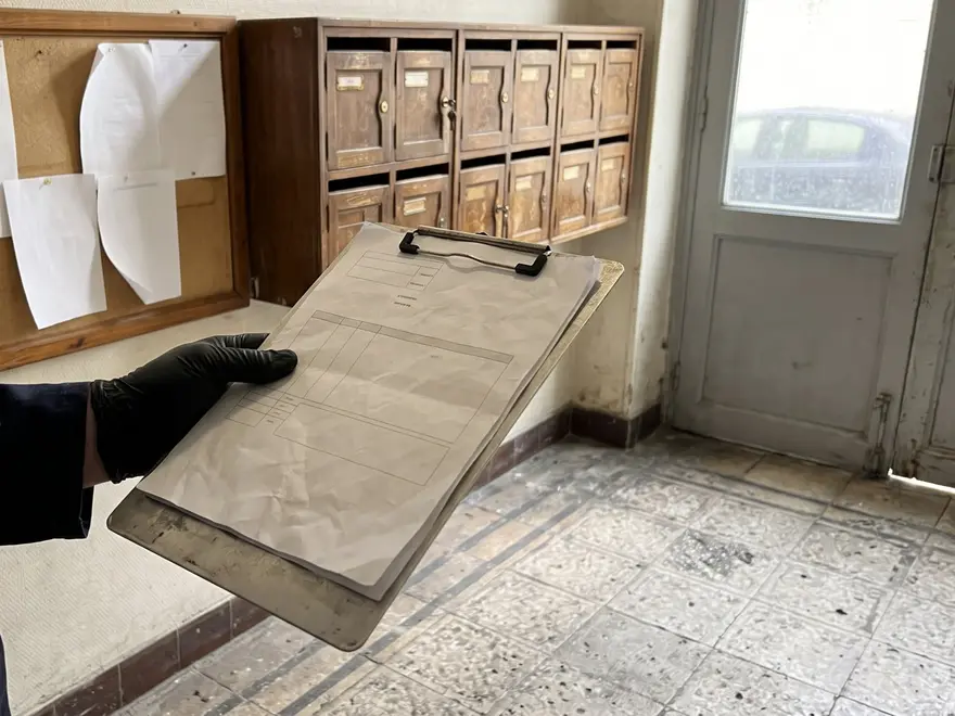 Débouchage canalisation Paris 1er (75001) : hall d'immeuble ancien, bon d'intervention en main (illustration)