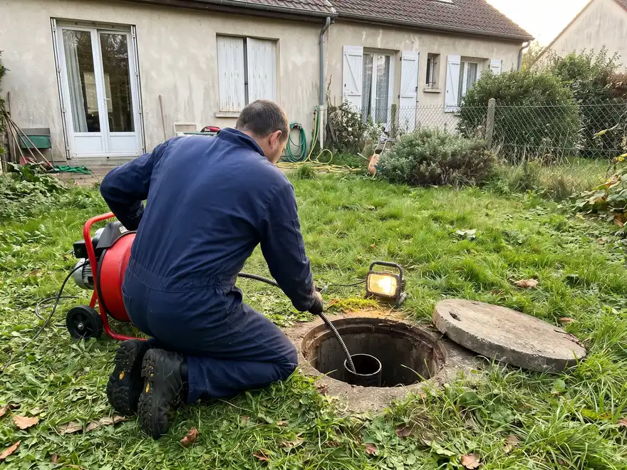 Débouchage canalisation Maine-et-Loire (49) : furet électrique dans le regard du jardin d'un pavillon (illustration)